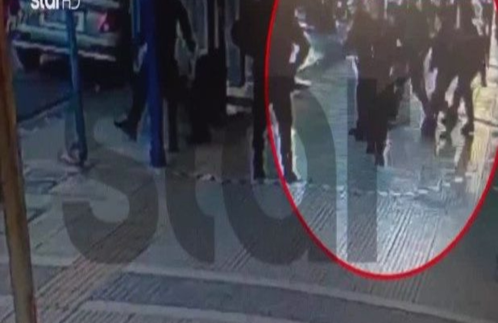 Καλλιθέα: Βίντεο-ντοκουμέντο από τον άνδρα που απειλούσε με τσεκούρι περαστικούς (vid)