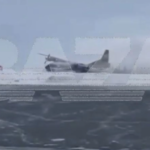 Η στιγμή που αεροπλάνο «σκάει» στο χιόνι (vid)