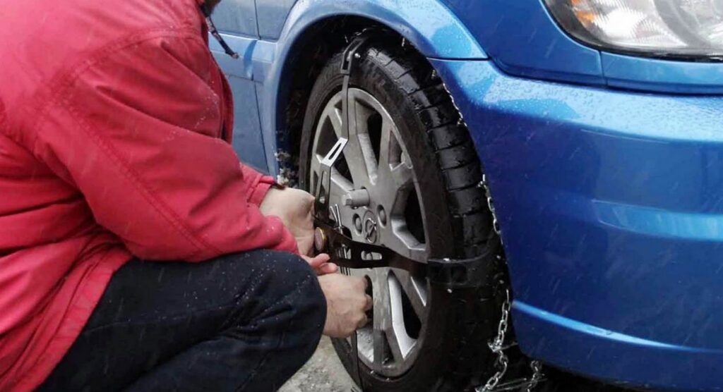 H κακοκαιρία “έφερε” αντιολισθητικές στην ορεινή Χαλκιδική