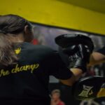 Kick Boxing: Τιμά την Ημέρα της Γυναίκας με μάθημα αυτοάμυνας