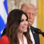 O Λευκός Οίκος… ντύθηκε στα χρώματα της Ελλάδας (vid)