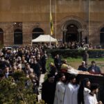 Χειροκροτήματα κατά την υποδοχή του μητροπολίτη πρώην Θεσσαλονίκης Άνθιμου