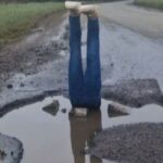 Έφτιαξε σκιάχτρο για να «τρομοκρατήσει» τις Αρχές ώστε να κλείσουν τρύπα σε δρόμο (vid)