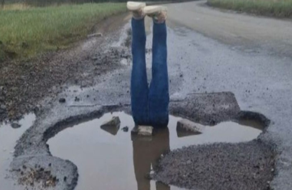 Έφτιαξε σκιάχτρο για να «τρομοκρατήσει» τις Αρχές ώστε να κλείσουν τρύπα σε δρόμο (vid)