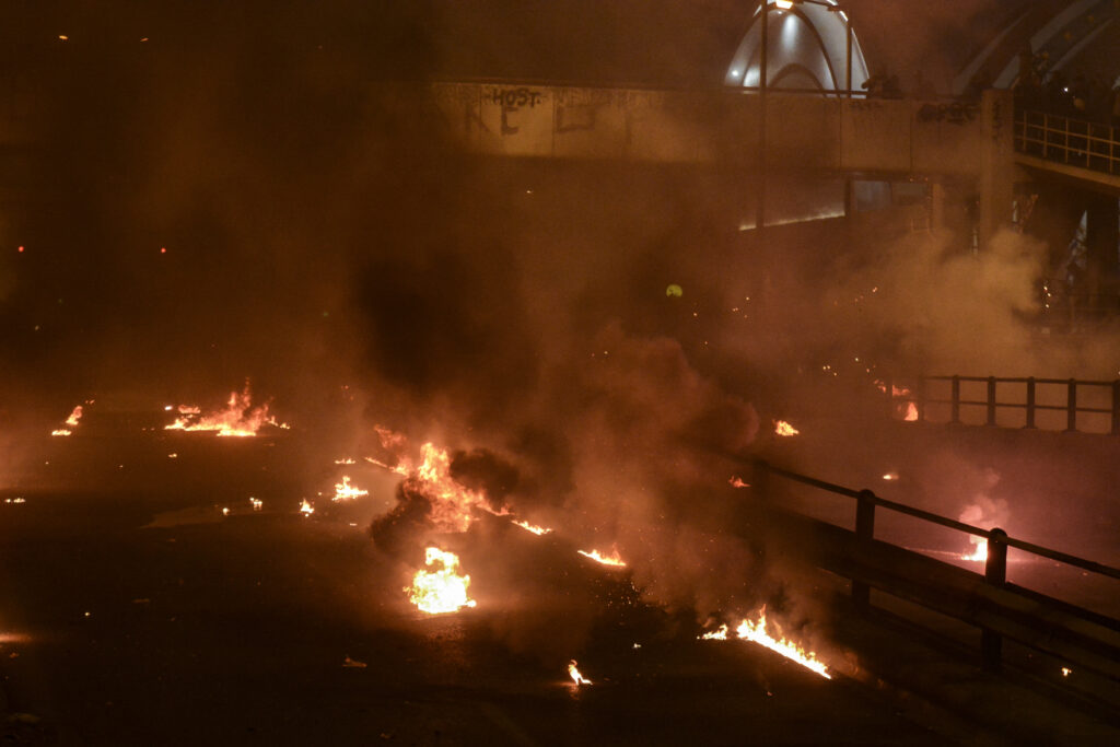 Οι μολότοφ… έκαψαν τον Νέο Κόσμο στην Ανάσταση (vid)
