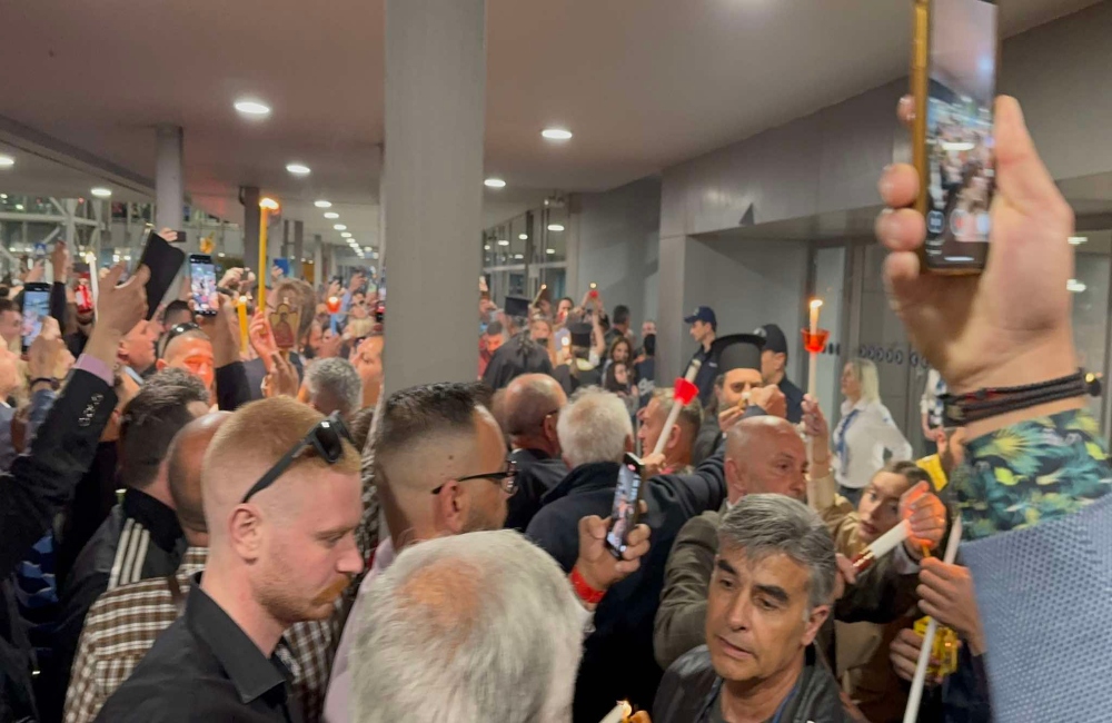 Το Άγιο Φως στη Θεσσαλονίκη – «Χριστός Ανέστη» στο αεροδρόμιο (vid&pics)