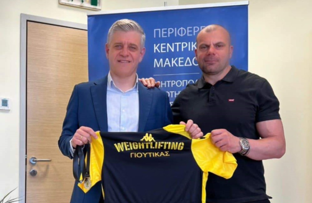 ΑΣ ΑΡΗΣ: Το ευχαριστώ και η… μπλούζα στον Γιουτίκα (pic)