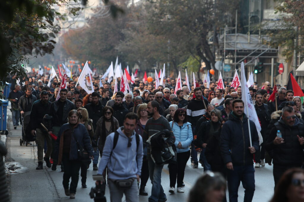 Παραλύει η χώρα σήμερα από την 24ωρη απεργία