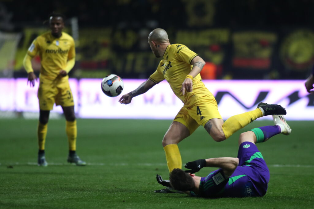 Μπαίνει γήπεδο ο Βέλεθ