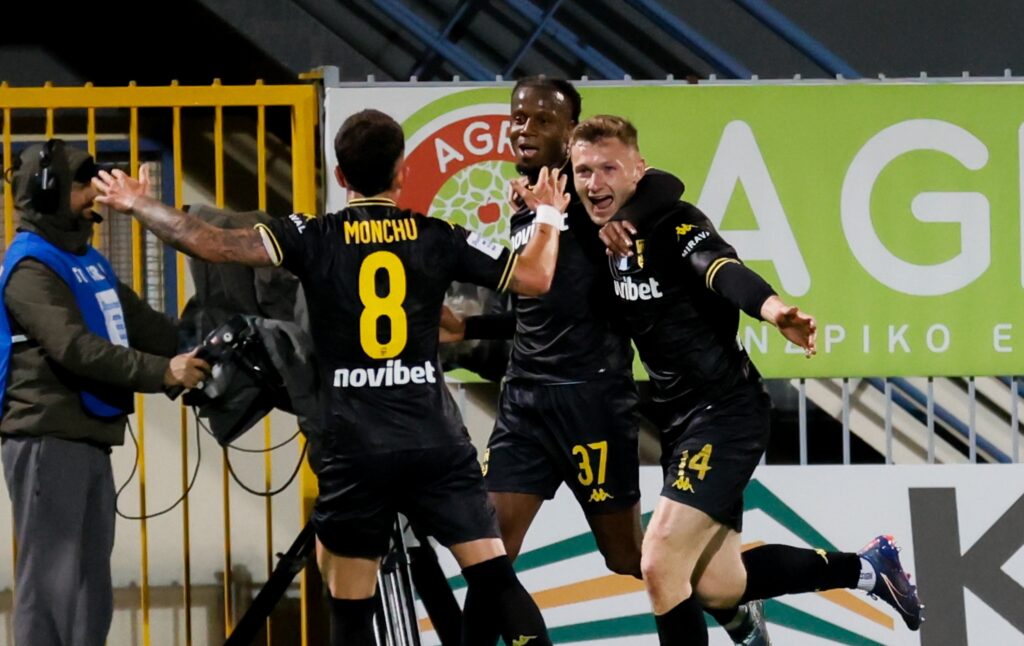 Συνεχίζει… για να ξεμπερδεύει!