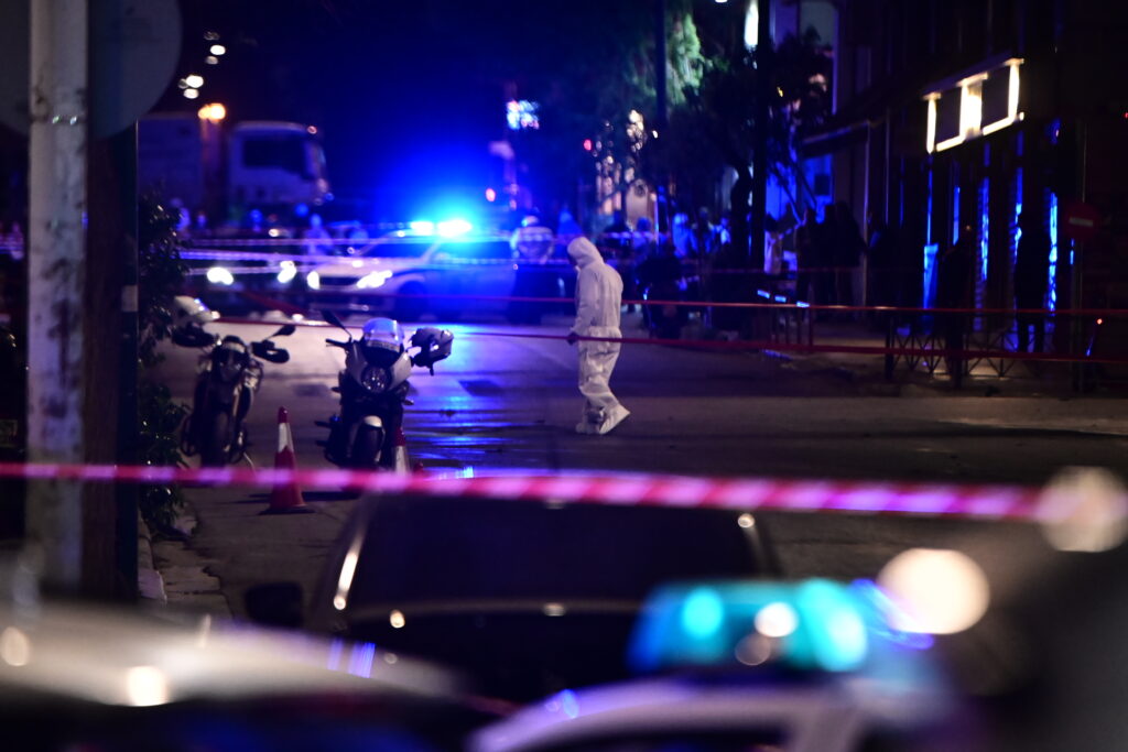 Ο ύποπτος άνδρας με κουκούλα και μάσκα στη Hellenic Train (vid)