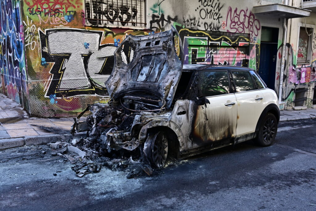 Επανομή: Φωτιά τα ξημερώματα σε αμάξι, στο νοσοκομείο η οδηγός