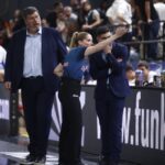 Πανιώνιος – Ολυμπιακός: Η Τσαρούχα ζήτησε εκκένωση πάνω από τον πάγκο του Ολυμπιακού (vid)