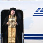Έφτασε στην Αθήνα το Άγιο Φως – Μικρή τελετή υποδοχής στο αεροδρόμιο (vid)