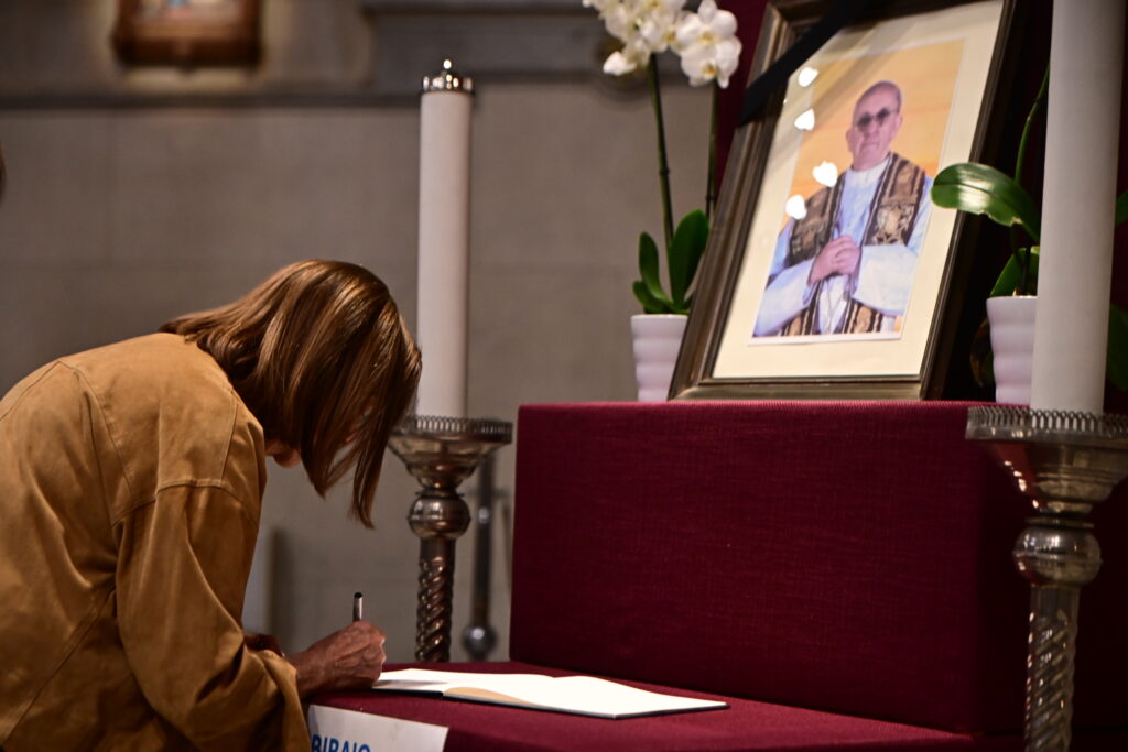 Η επόμενη ημέρα μετά τον θάνατο του Πάπα Φραγκίσκου (vid)