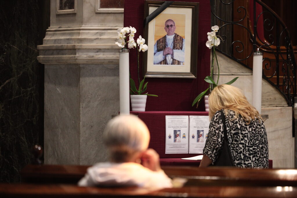 LIVE εικόνα από το Βατικανό – Συρρέουν οι πιστοί για προσκύνημα στη σορό του Πάπα