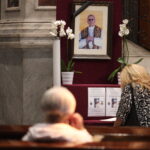 LIVE εικόνα από το Βατικανό – Συρρέουν οι πιστοί για προσκύνημα στη σορό του Πάπα