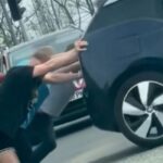 Ο Μπερν της Νιούκαστλ άφησε το ποδόσφαιρο και… μετακίνησε όχημα που είχε μείνει στον δρόμο! (vid)
