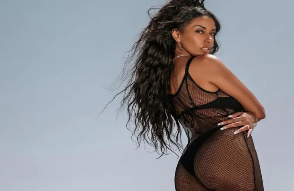 Πρώην σύντροφος γνωστού τραγουδιστή μπαίνει στο Big Brother (vid)