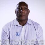 Συγκλονίζει ο πρώτος μαύρος διαιτητής της Premier League για τη σπάνια πάθηση του