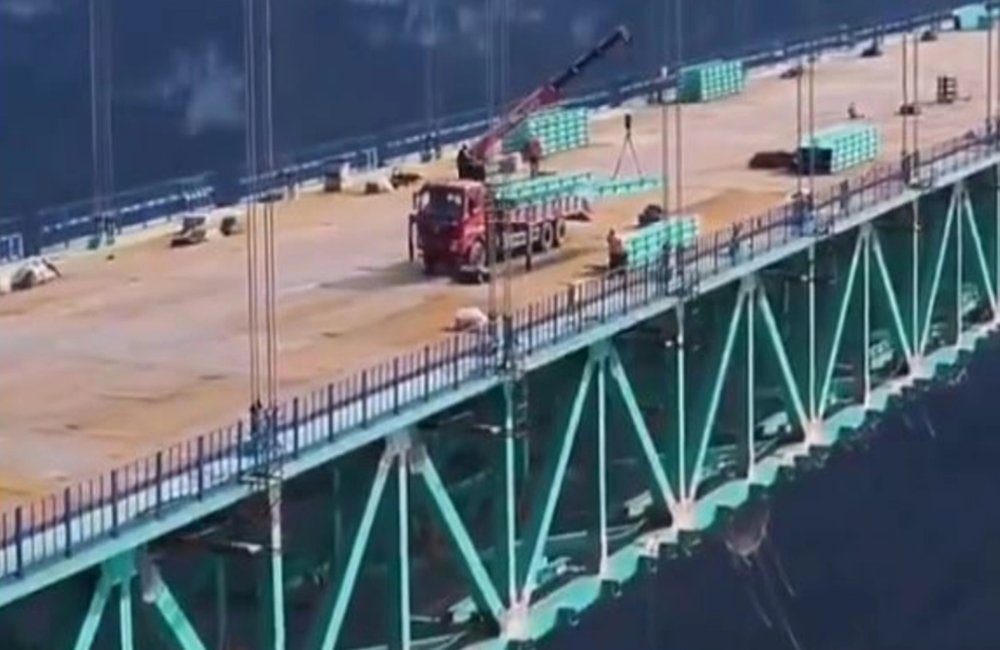 Οι Κινέζοι έφτιαξαν την πιο εντυπωσιακή γέφυρα στον κόσμο (vid)