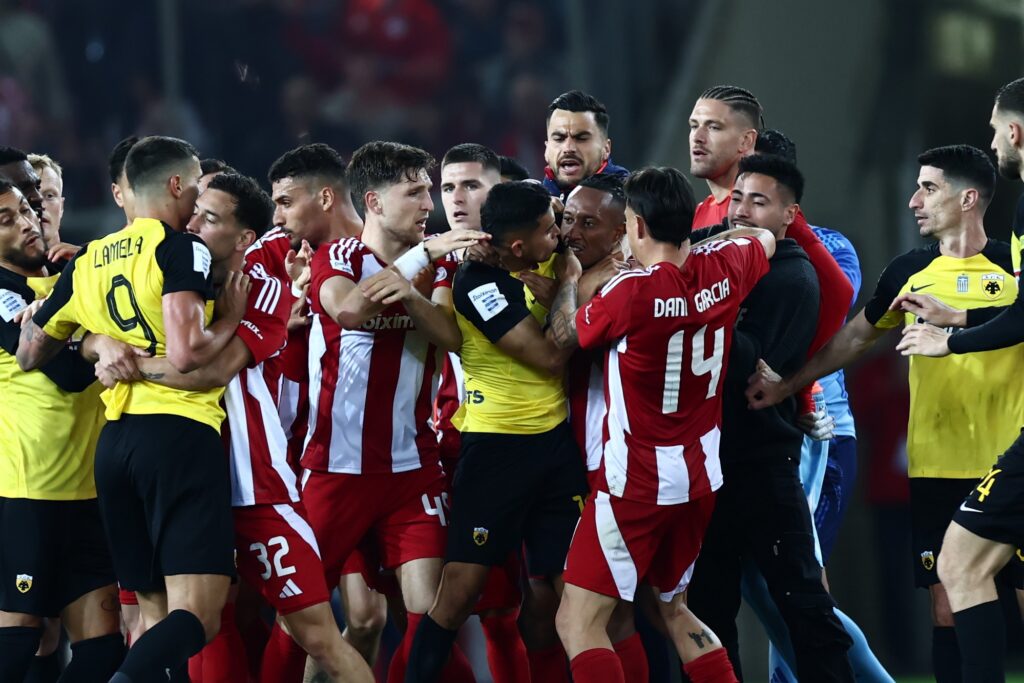 ΑΕΚ: Καταγγέλλει ότι μη διαπιστευμένοι με πολιτικά χτύπησαν παίκτες της