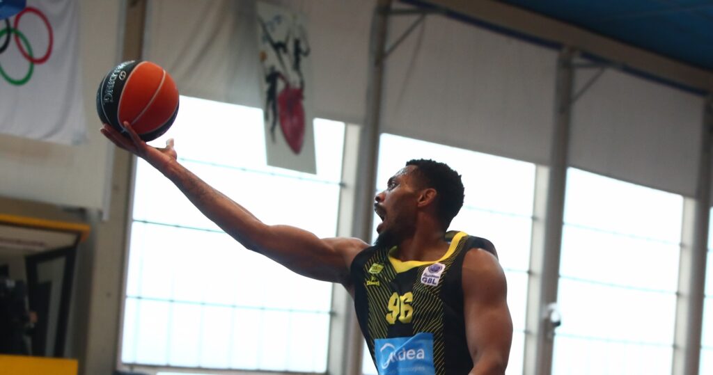 Προσφέρει θέαμα ο Τζούστον με εντυπωσιακά καρφώματα (vid)