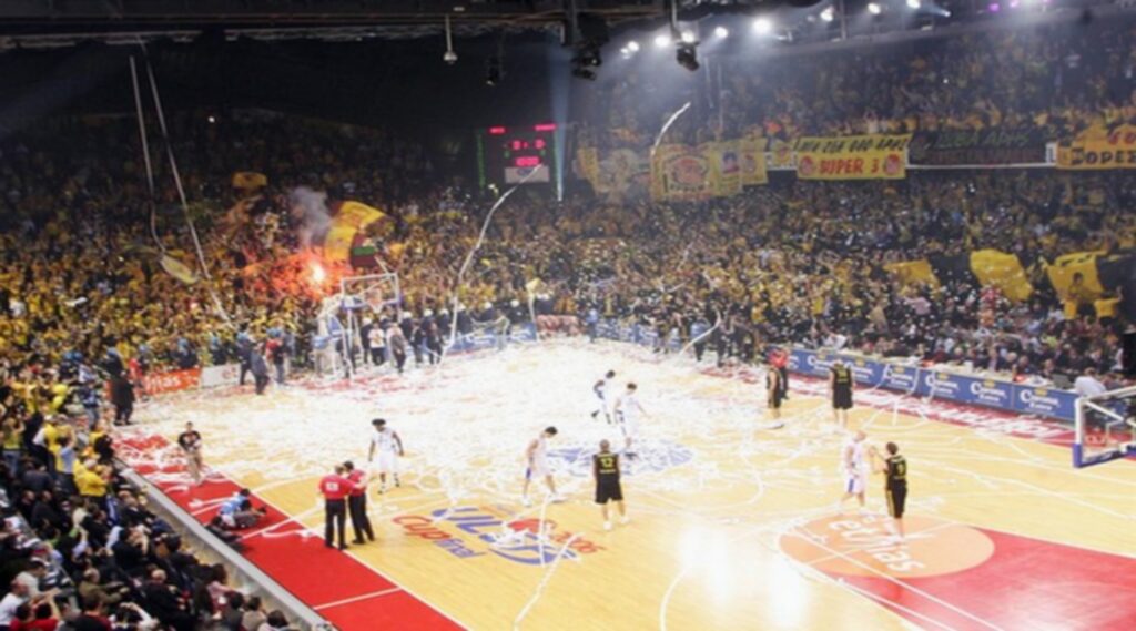 Όταν ο κόσμος του ΑΡΗ παρέδωσε… μαθήματα κερκίδας στο Σαρλερουά (vid)