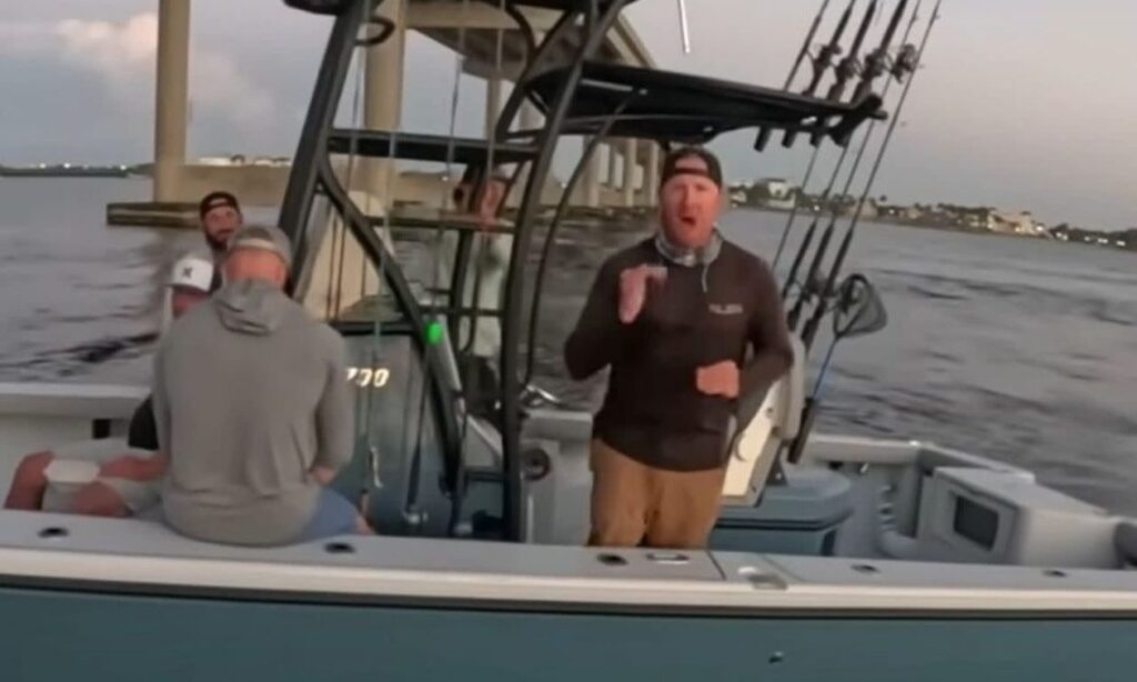 ΗΠΑ: Εξαγριωμένος καπετάνιος… πηδάει σε άλλη βάρκα! (vid)