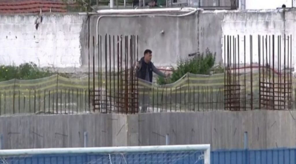 Ο προπονητής της Νίκης Βόλου έβλεπε το ματς από… οικόπεδο! (vid)