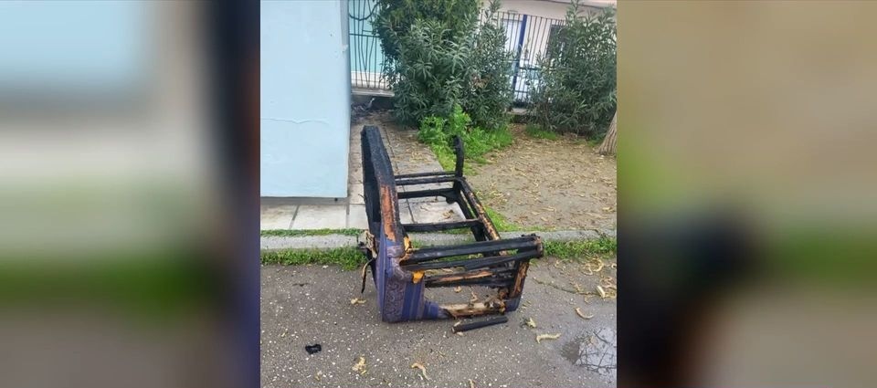 Θεσσαλονίκη: Πεταμένος καναπές πήρε φωτιά σε αυλή σχολείου!