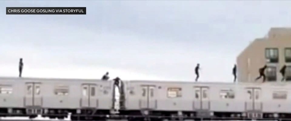 Σοκ με τη… μόδα νέων που ανεβαίνουν στις οροφές των τρένων! (vid)