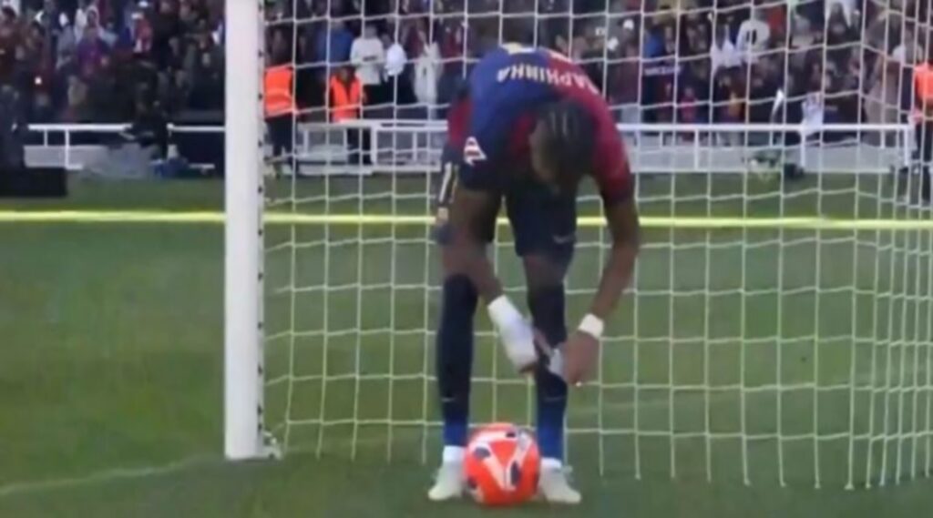 Ραφίνια: Προσπαθούν να… εξηγήσουν γιατί έριξε νερό στην μπάλα πριν το πέναλτι νίκης (vid)