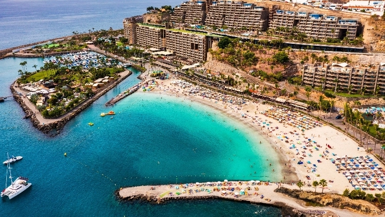 Νησί στην Ισπανία… βαράει πρόστιμα για φορητά ηχεία στις παραλίες!