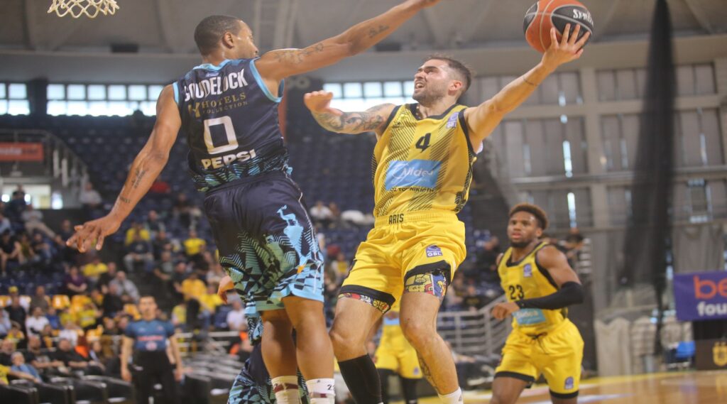 Toλιόπουλος: ”Τρύπωσε” μέσα από δύο αντιπάλους και ευστόχησε (vid)