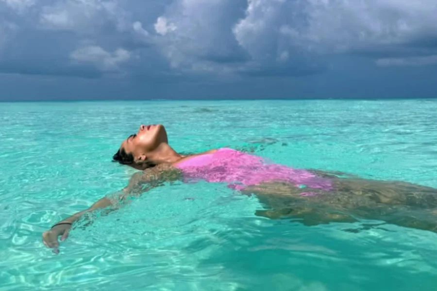 Η Αντωνά… ξεκίνησε τις βουτιές (vid)