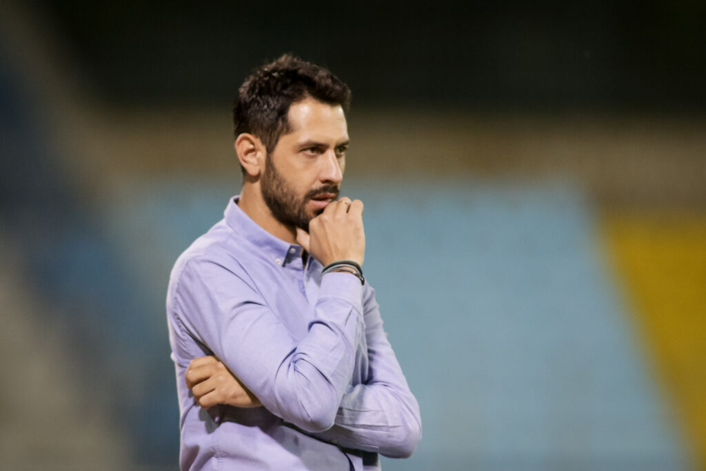 Και επίσημα στον πάγκο της ΑΕΛ ο Πετράκης