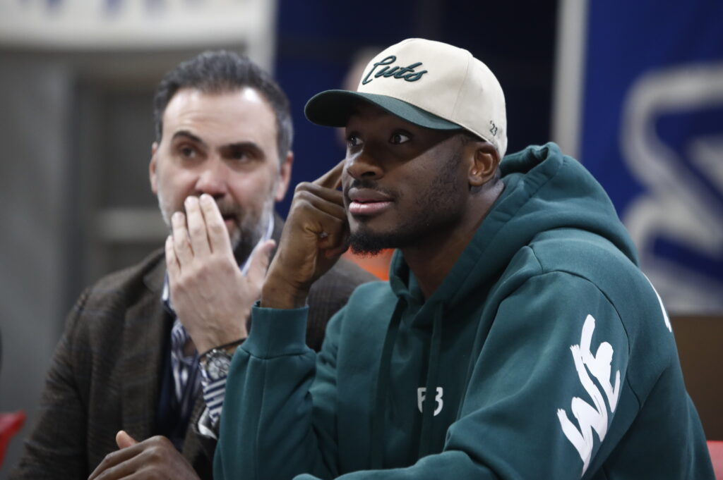 Επιστρέφει στη δράση ο Αντετοκούνμπο (vid)