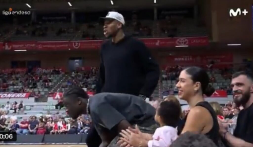 O Γιάννης Αντετοκούνμπο πανηγύρισε έξαλλα κάρφωμα του αδελφού του, Κώστα (vid)