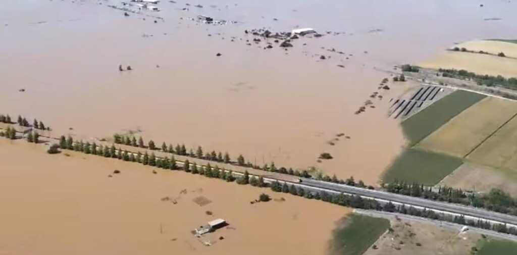 Σχεδόν 50.000 άνθρωποι απομονώθηκαν από τις πλημμύρες στη Αυστραλία (vid)