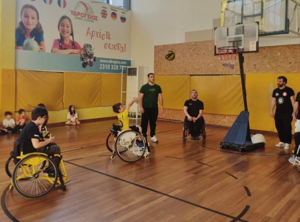 Επίσκεψη της ομάδας μπάσκετ με αμαξίδιο στην ακαδημία του ΑΡΗ (pics)