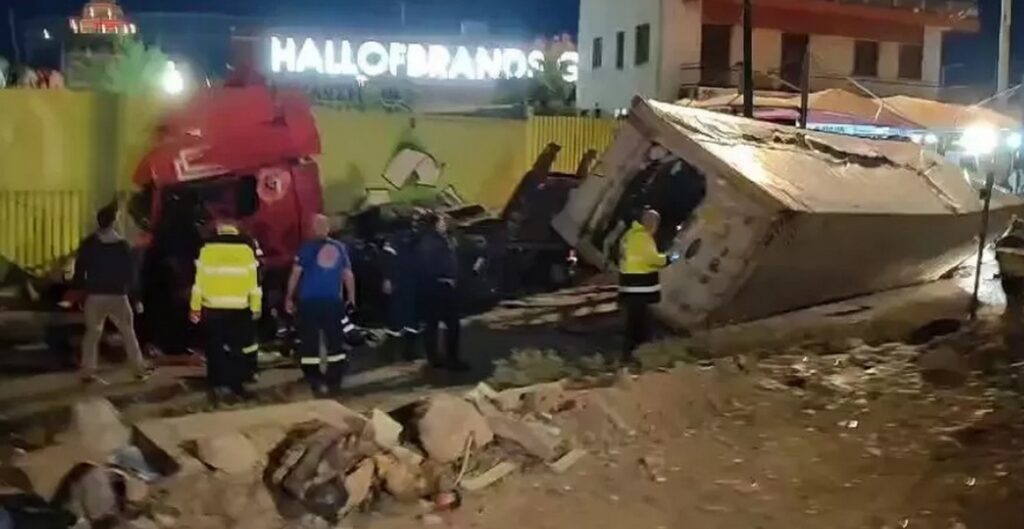 Σοκάρει η στιγμή της πτώσης της νταλίκας από την γέφυρα (vid)