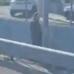 Οδηγός… τα έκανε στη μέση του δρόμου