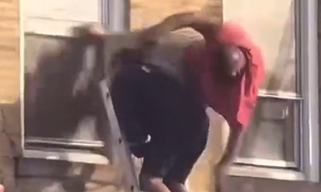 Σοκ στη Νέα Υόρκη με 53χρονο που έπεσε από σκάλα! (vid)