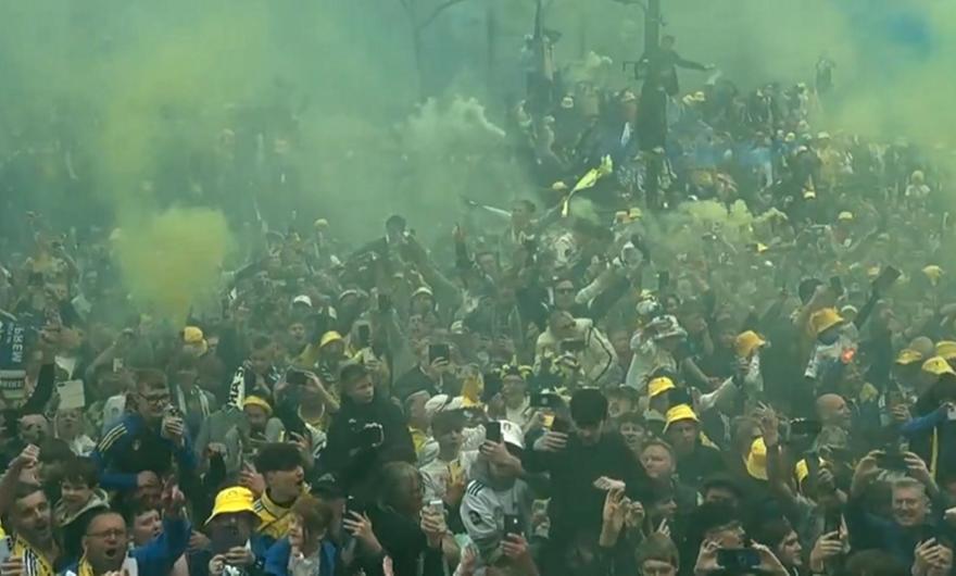 Tρέλα στο Λιντς από… 150.000 οπαδούς (vid)