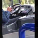 Απίστευτος οδηγός αστικού, οδηγούσε… με το κινητό στο χέρι!