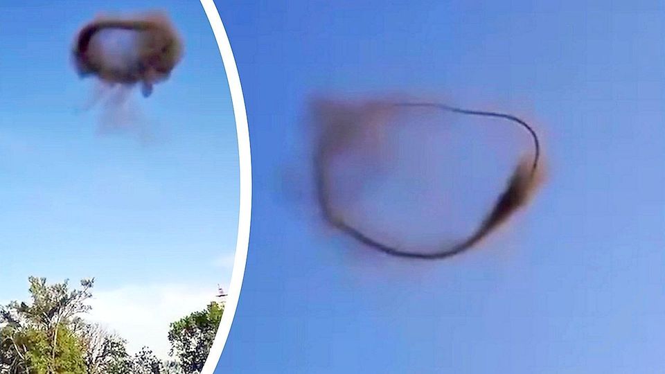 Ένα περίεργο δακτυλίδι μαύρου καπνού εμφανίστηκε στον ουρανό (vid)