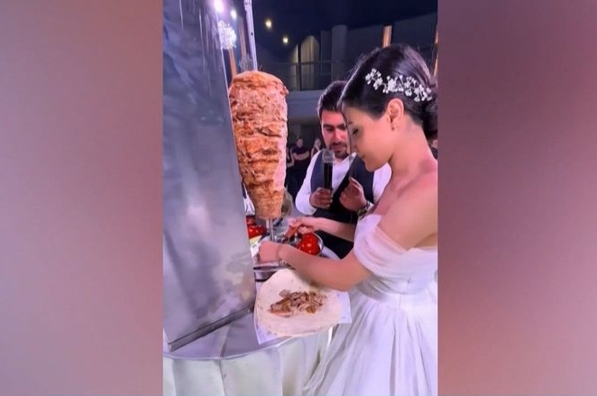 Αντί για τούρτα, έκοψαν… γύρο σε γάμο! (vid)