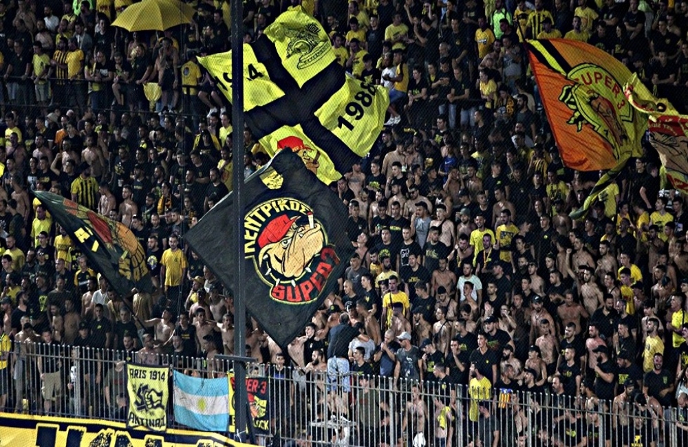 Αυλαία με… κάλεσμα προς τον κόσμο