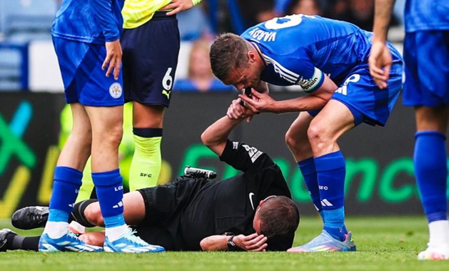 Φοβερός Βάρντι: Πήρε τη σφυρίχτρα του… τραυματία διαιτητή για να διακόψει το ματς! (vid)